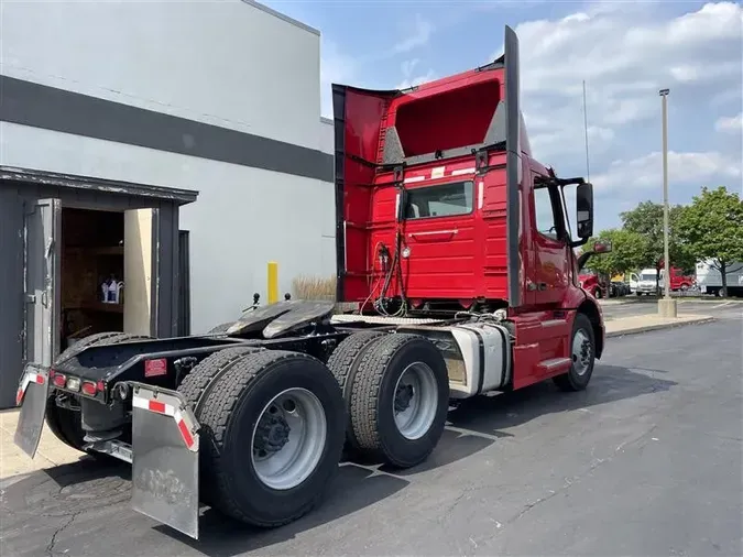 2020 VOLVO VNR300