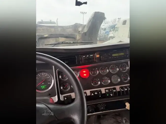 2011 KENWORTH T800cc9db11c3d40fff4a6dc6eafb650354c