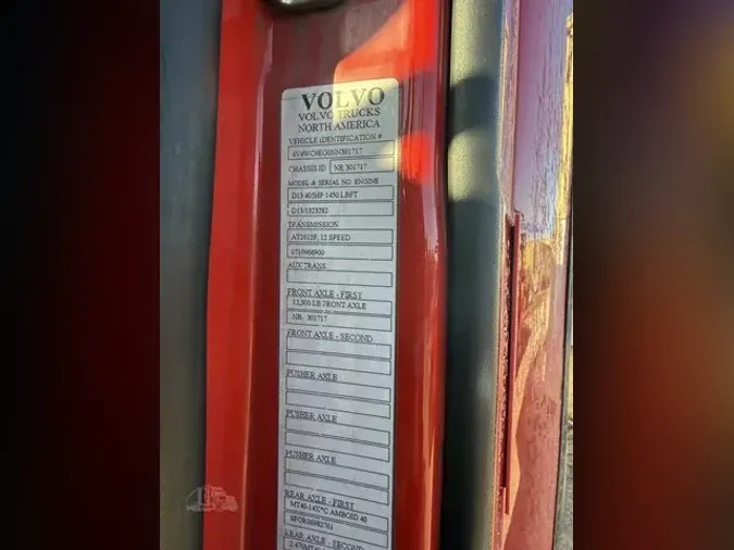 2022 VOLVO VNR64T300