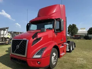 2021 VOLVO VNR64T300