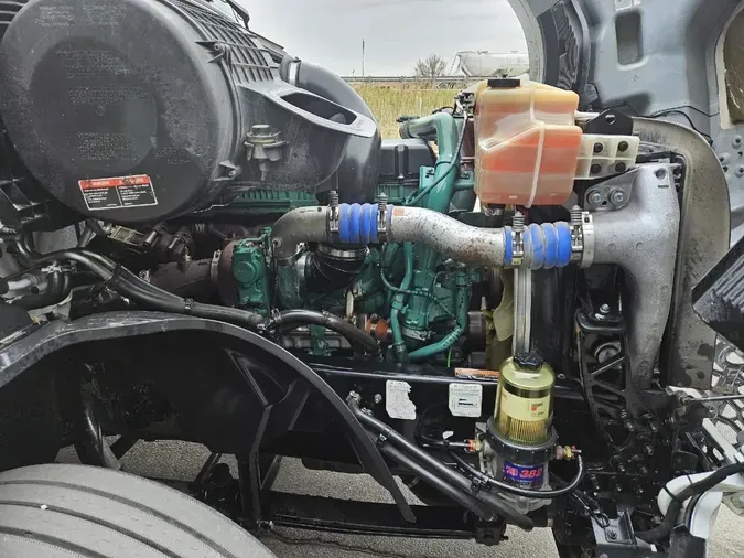2022 VOLVO VNL64T860