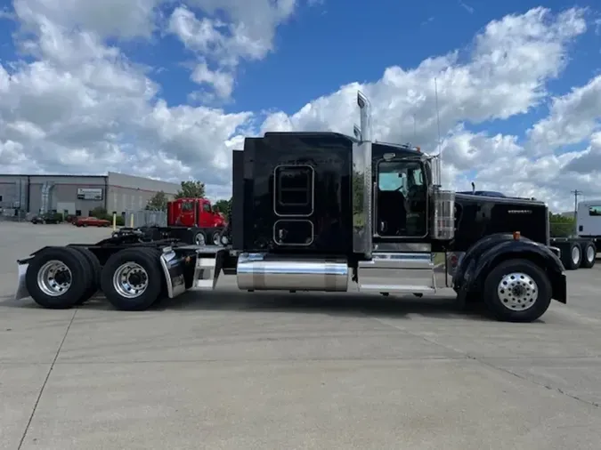 2025 Kenworth W900L