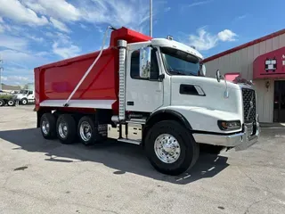 2022 VOLVO VHD84B300