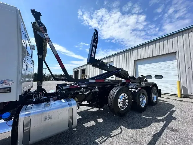 2025 VOLVO VHD84B300
