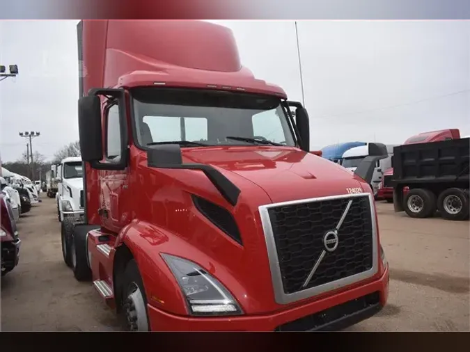 2020 VOLVO VNR64T300