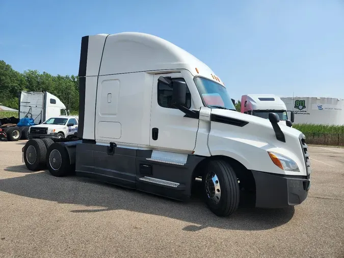2021 FREIGHTLINER Cascadia 126