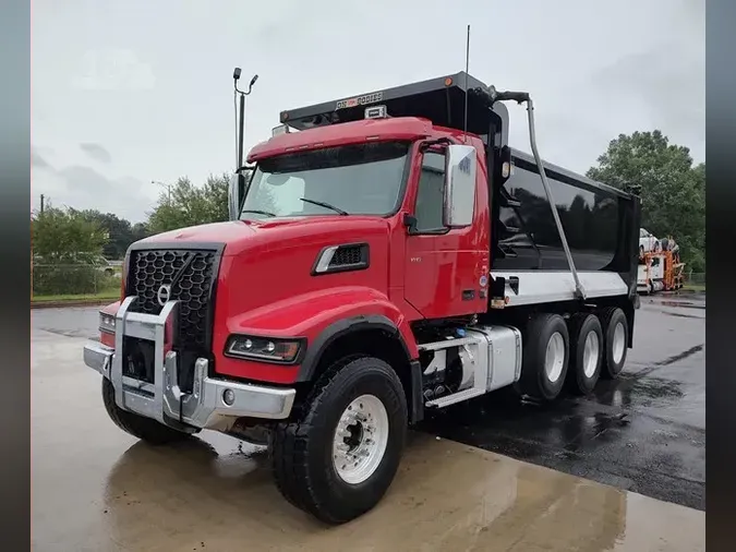 2022 VOLVO VHD84F300