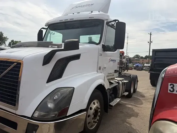 2015 VOLVO VNL64T300
