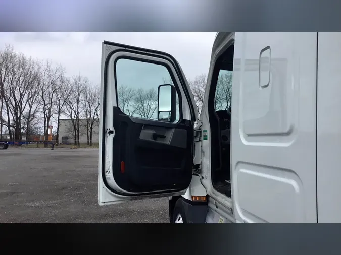 2021 Freightliner Cascadia 126