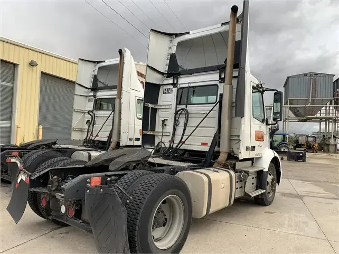 2019 VOLVO VNR42T300