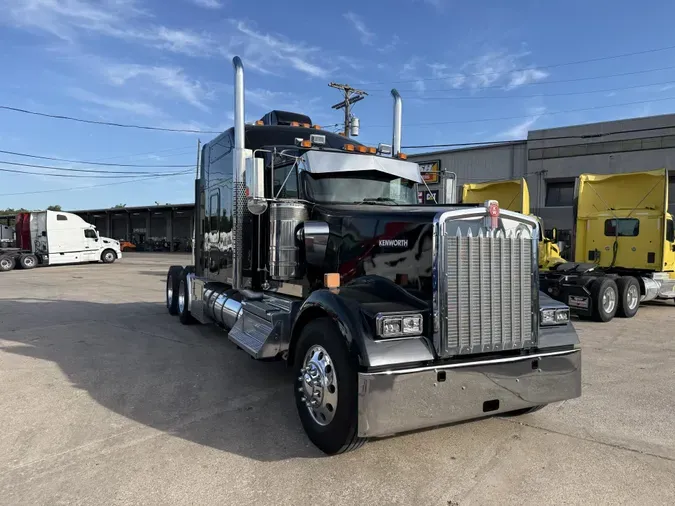 2023 Kenworth W900