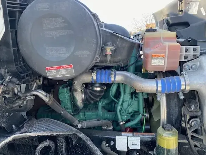 2023 Volvo VNR64T400