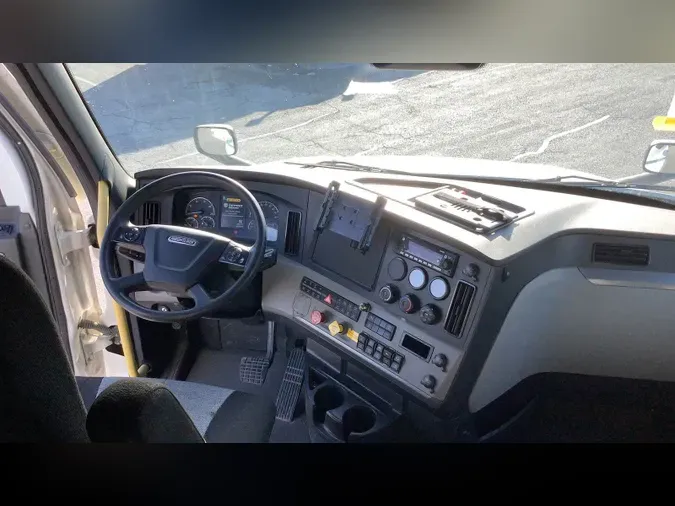 2022 Freightliner Cascadia 126