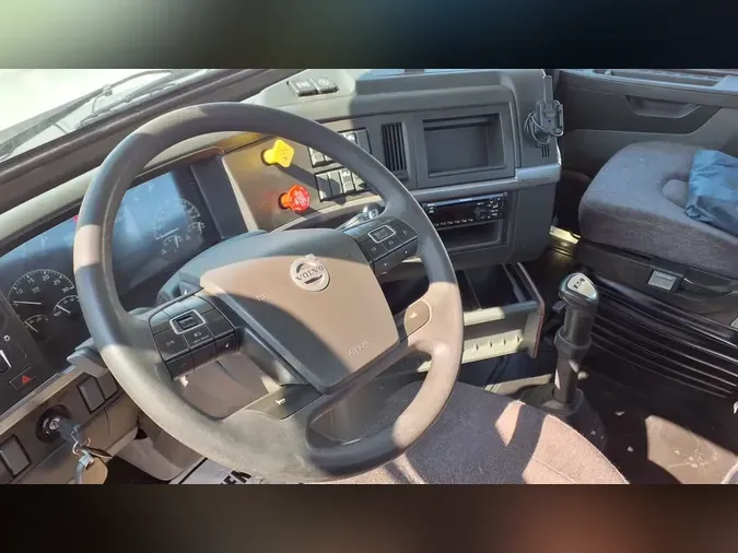 2020 VOLVO VNL64T-300