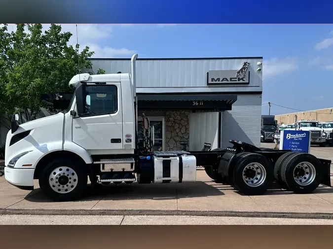 2025 VOLVO VNR64T300