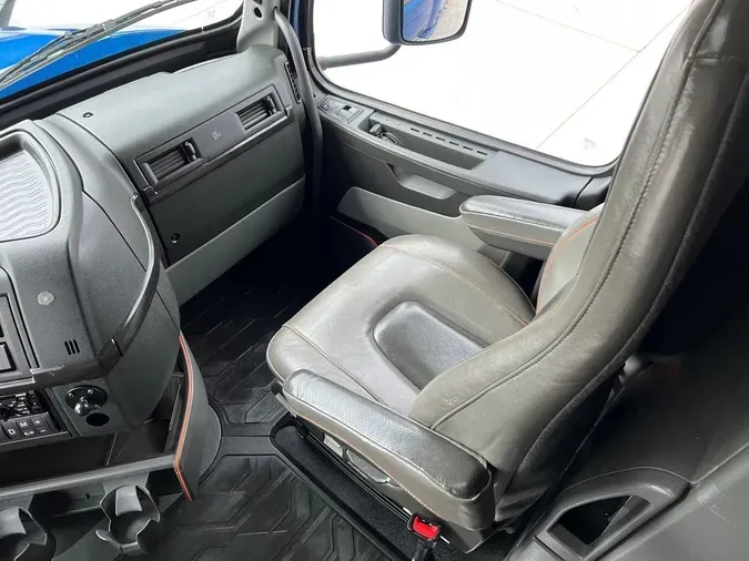 2019 VOLVO VNL64T860