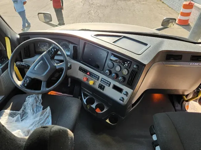 2021 FREIGHTLINER Cascadia 126