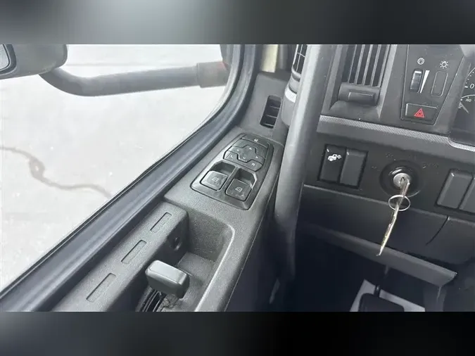 2020 VOLVO VNL300