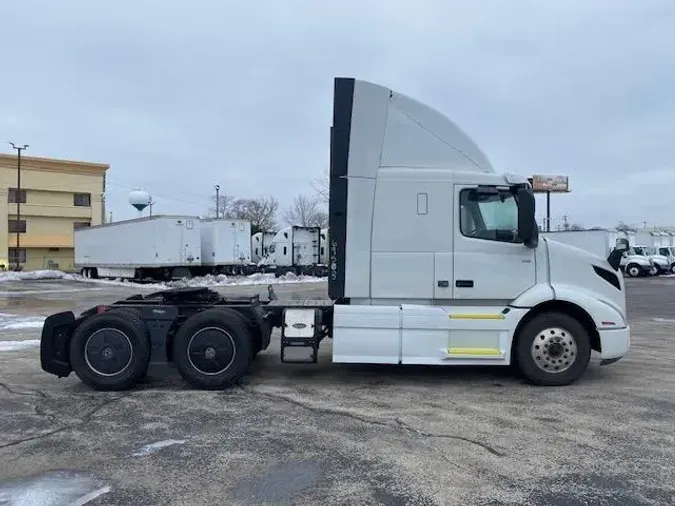 2023 Volvo VNR64T400