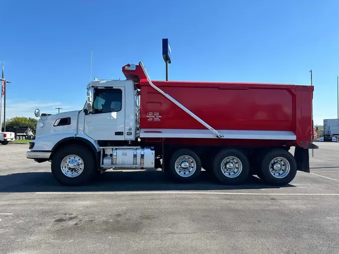 2022 VOLVO VHD84B300