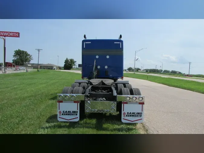 2022 Kenworth W990