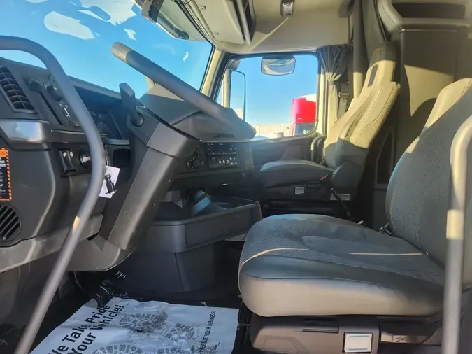 2025 VOLVO VNL64T760