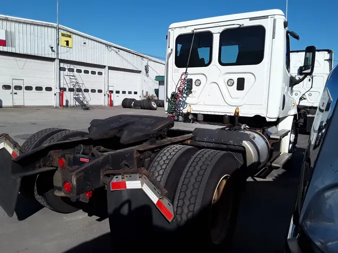 2016 FREIGHTLINER/MERCEDES CASCADIA 113