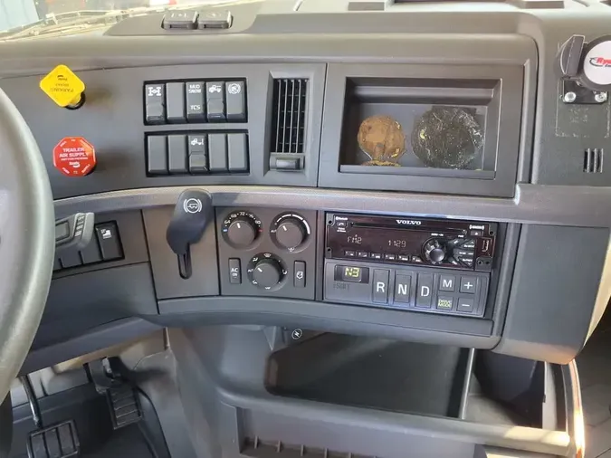 2021 VOLVO VNL64T-760
