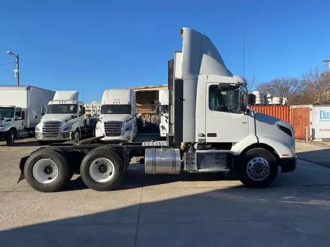 2021 Volvo VNR64T300