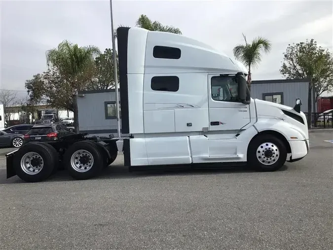 2021 VOLVO VNL760