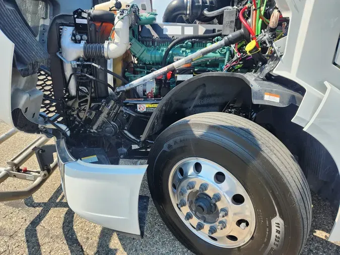 2024 VOLVO VNL64T740