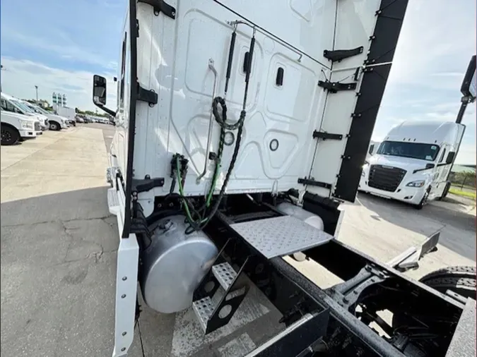 2023 Freightliner Cascadia 126