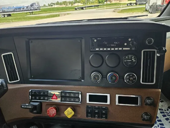 2023 FREIGHTLINER Cascadia 126