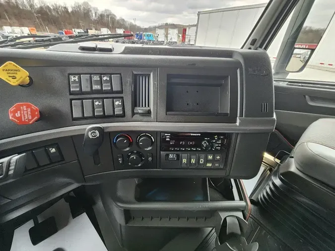 2021 VOLVO VNL64T760