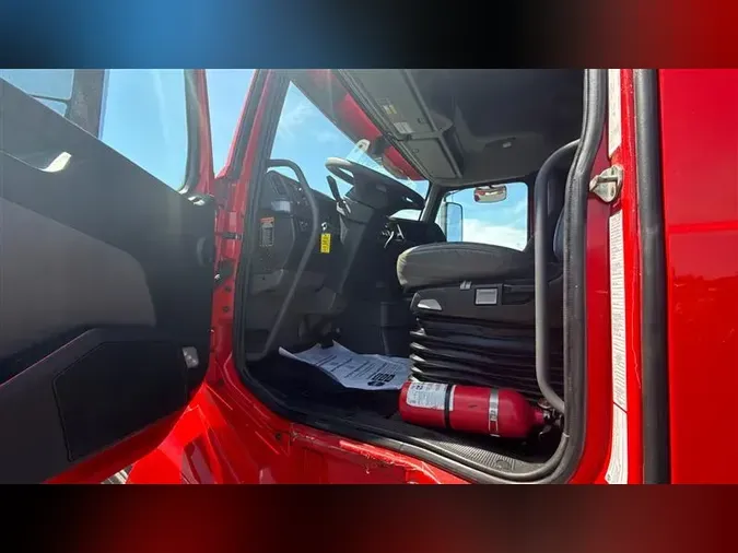 2021 VOLVO VNL740