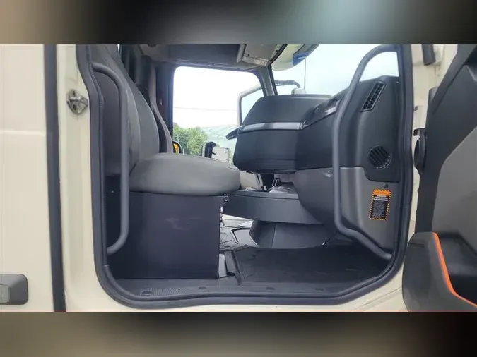 2020 VOLVO VNL300