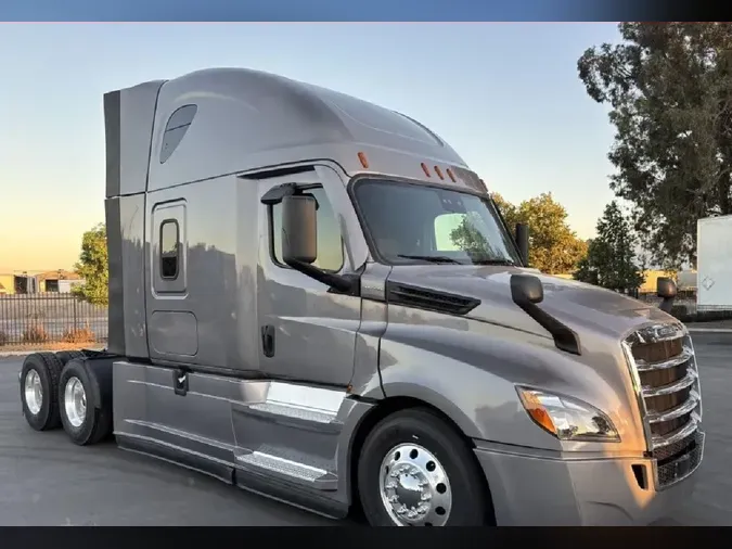 2021 FREIGHTLINER Cascadia 126