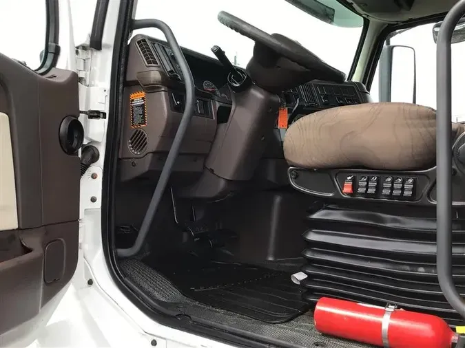 2015 VOLVO VNL300