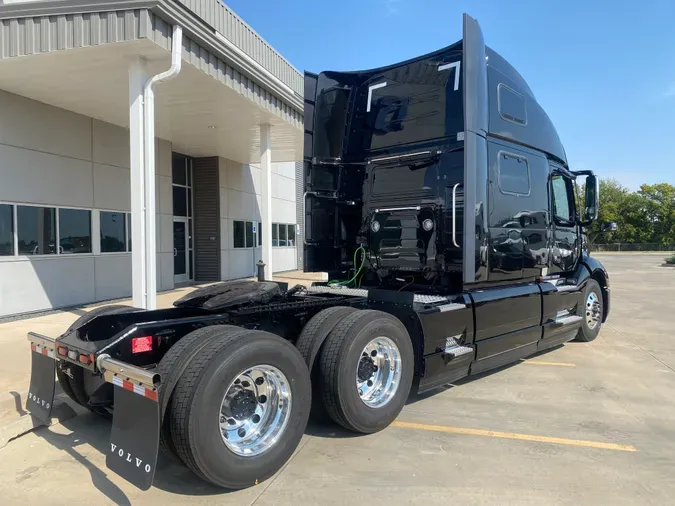 2025 VOLVO VNL64T860