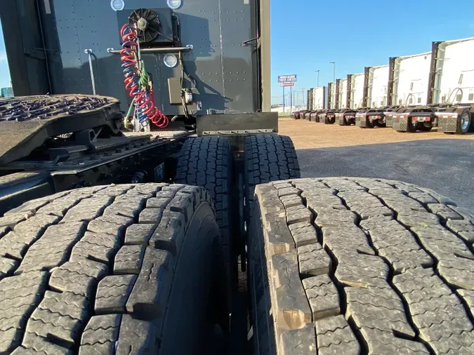 2024 Kenworth W990