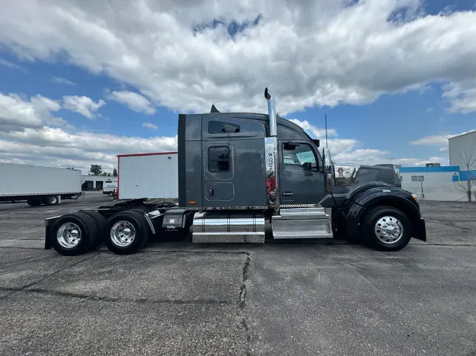 2024 Kenworth W990