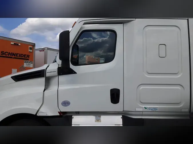 2021 Freightliner Cascadia 126ce47df8e3ab4bdb0d09aa5d3fc24c320