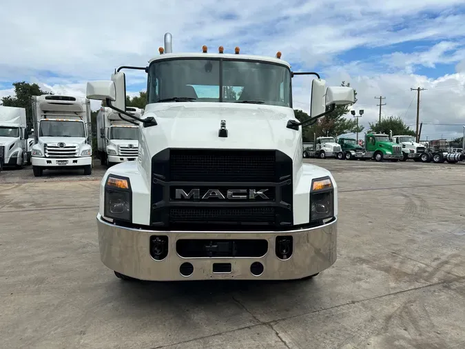 2022 MACK AN64T