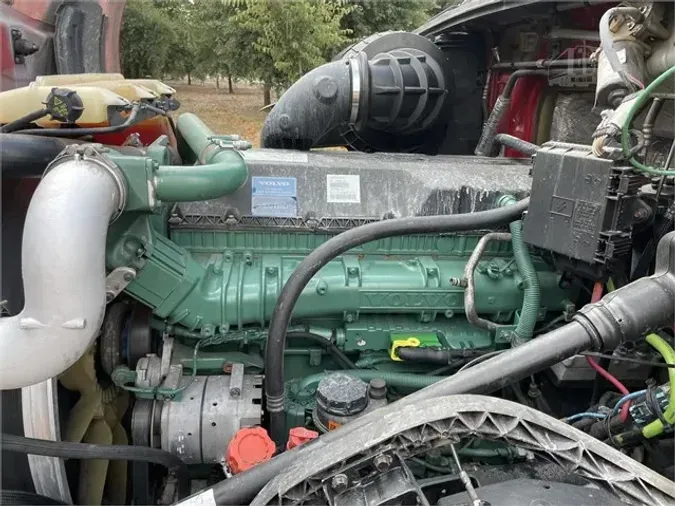 2016 VOLVO VNL64T670