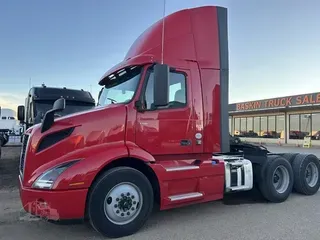 2021 VOLVO VNR64T300