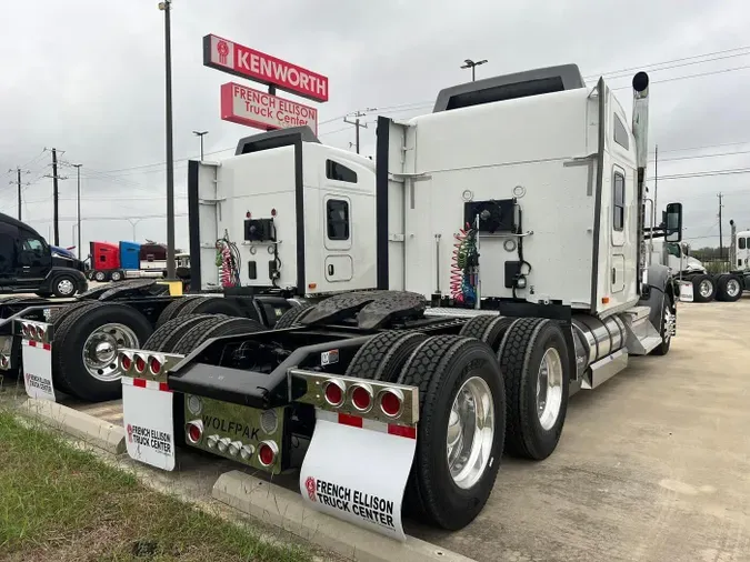 2023 Kenworth W990