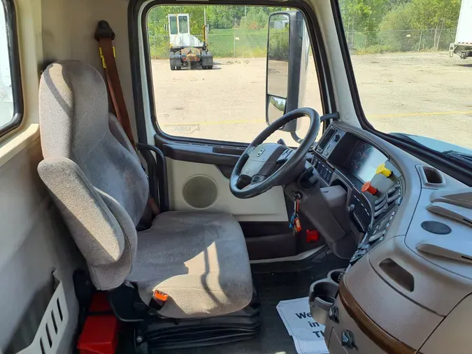 2017 VOLVO VNL64TRACTOR