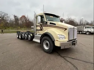 2025 Kenworth T880