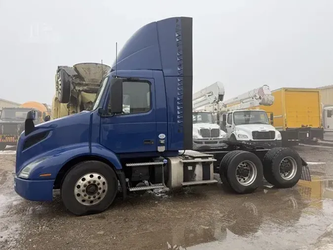 2021 VOLVO VNR64T300