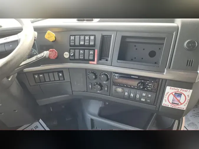 2021 VOLVO VNL760
